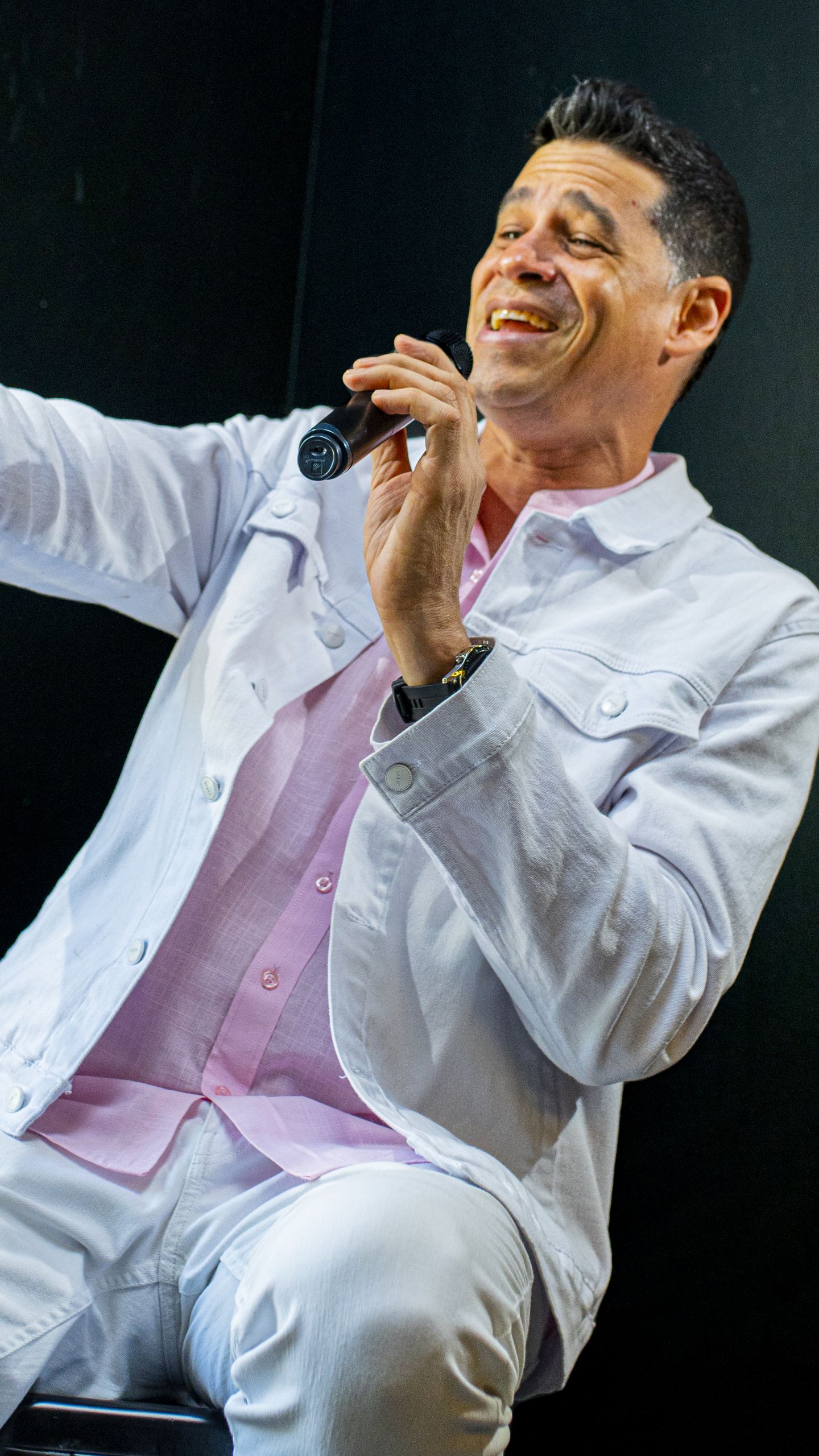 FernandoCantanteOutfitBlancoEnero2026